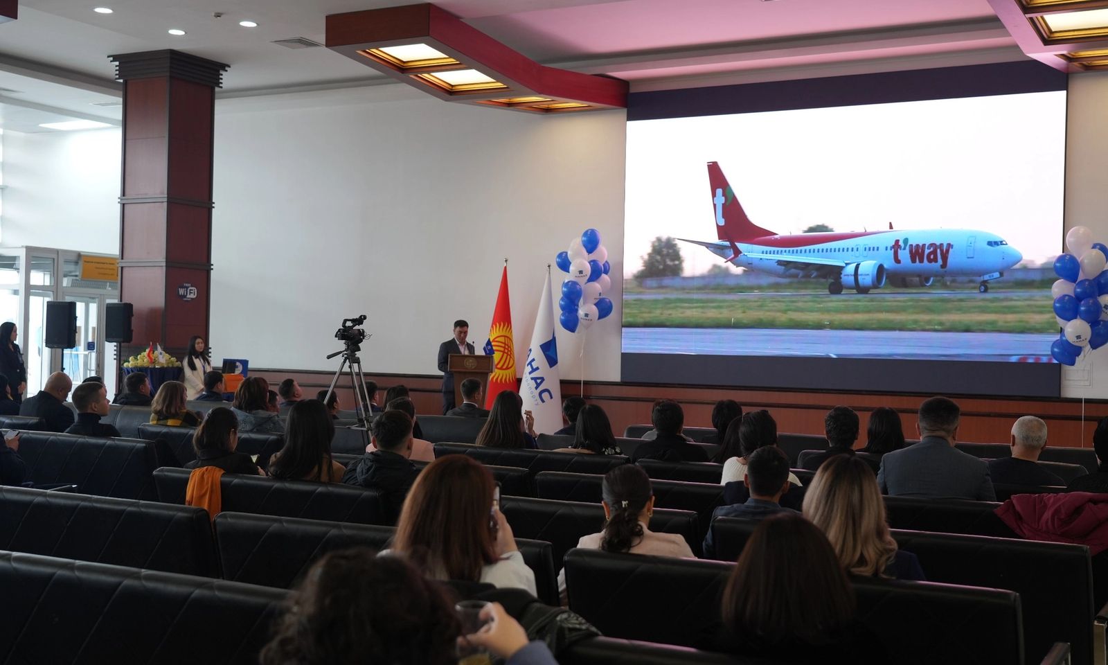 «Маалыматтык тактыкты каалайм». «Манас» эл аралык аэропорту ЖМК өкүлдөрүн куттуктады