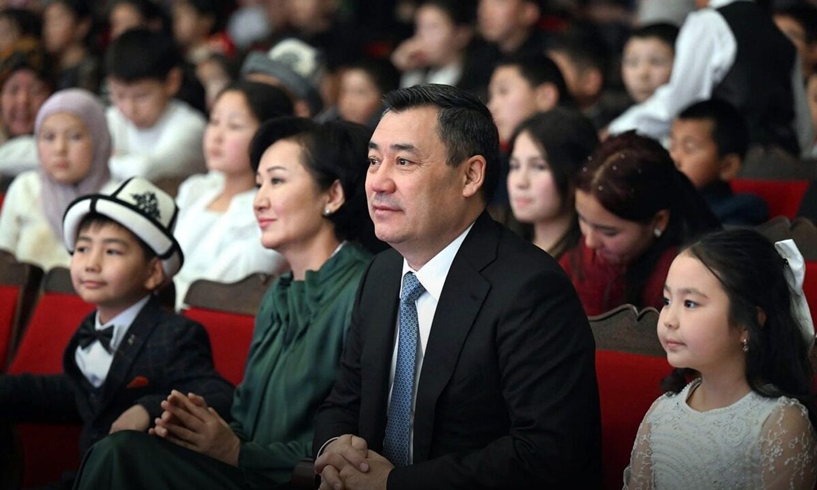 Кыргыз Республикасынын Президенти Садыр Жапаров социалдык кызматкерлердин 550 жаңы штаттык бирдигин киргизүү жөнүндө Жарлыкка кол койду