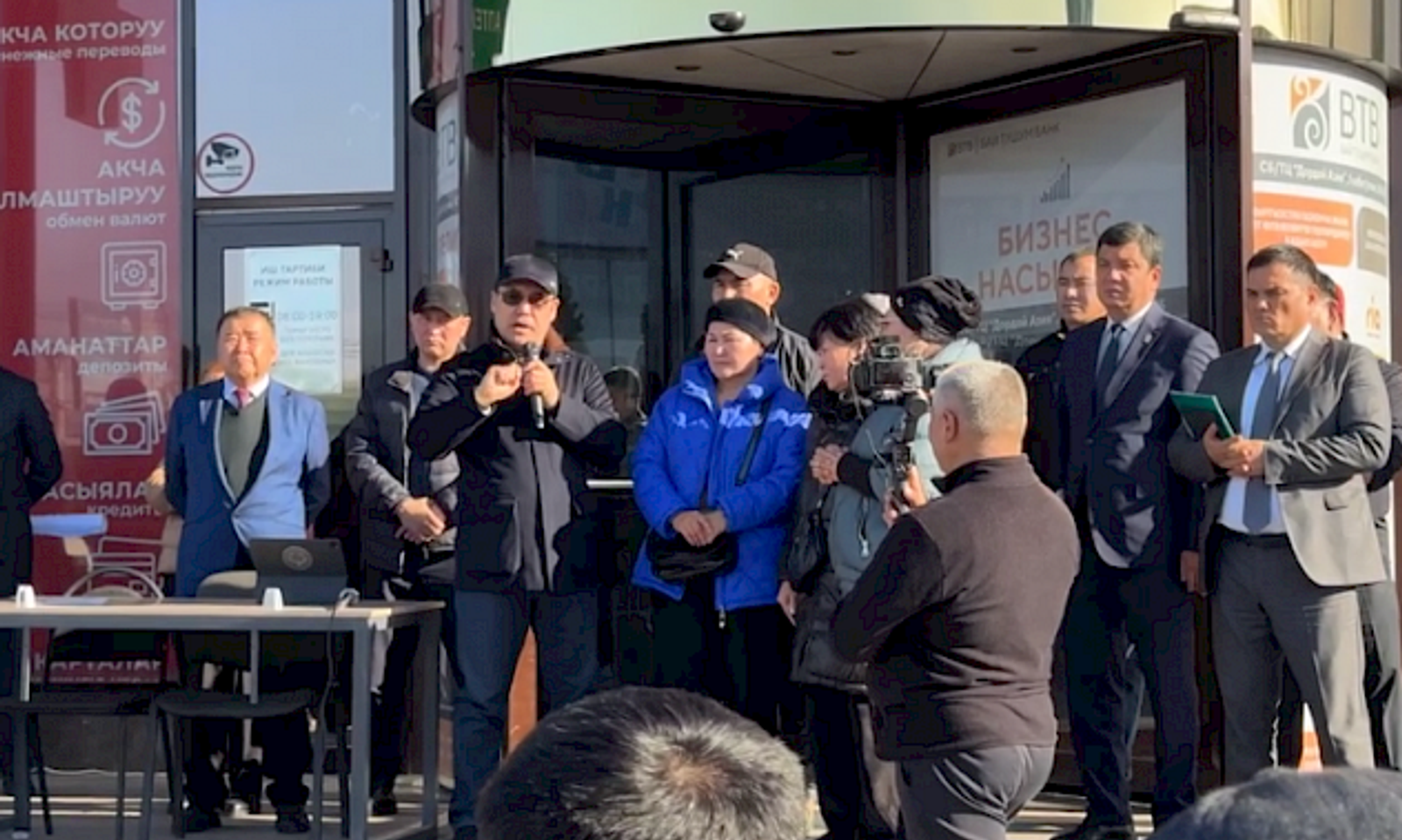 Президент «Дордой» базарындагы соодагерлер менен жолугушту