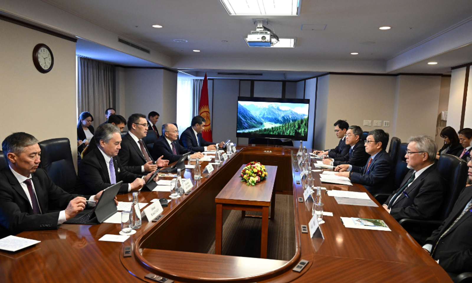 Президент Садыр Жапаров Япониянын туристтик операторлор ассоциациясынын башчысы Кунихара Эбина менен туризм тармагындагы байланыштарды кеңейтүү маселесин талкуулады