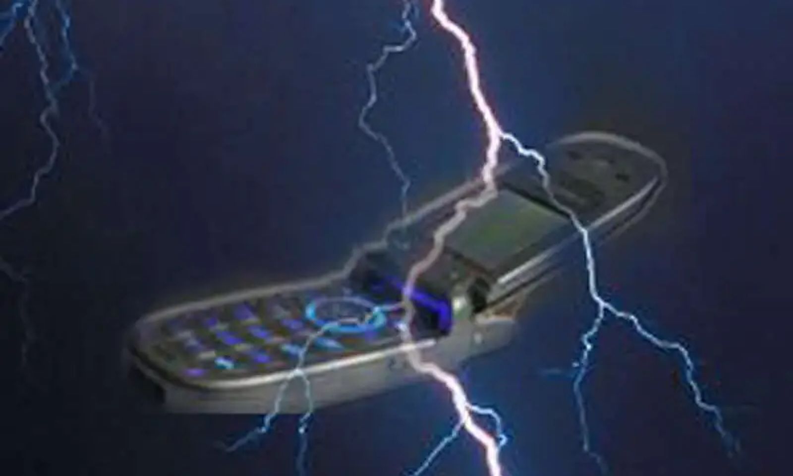 Сузакта телефон менен сүйлөшүп жаткан адамды чагылган уруп каза болду