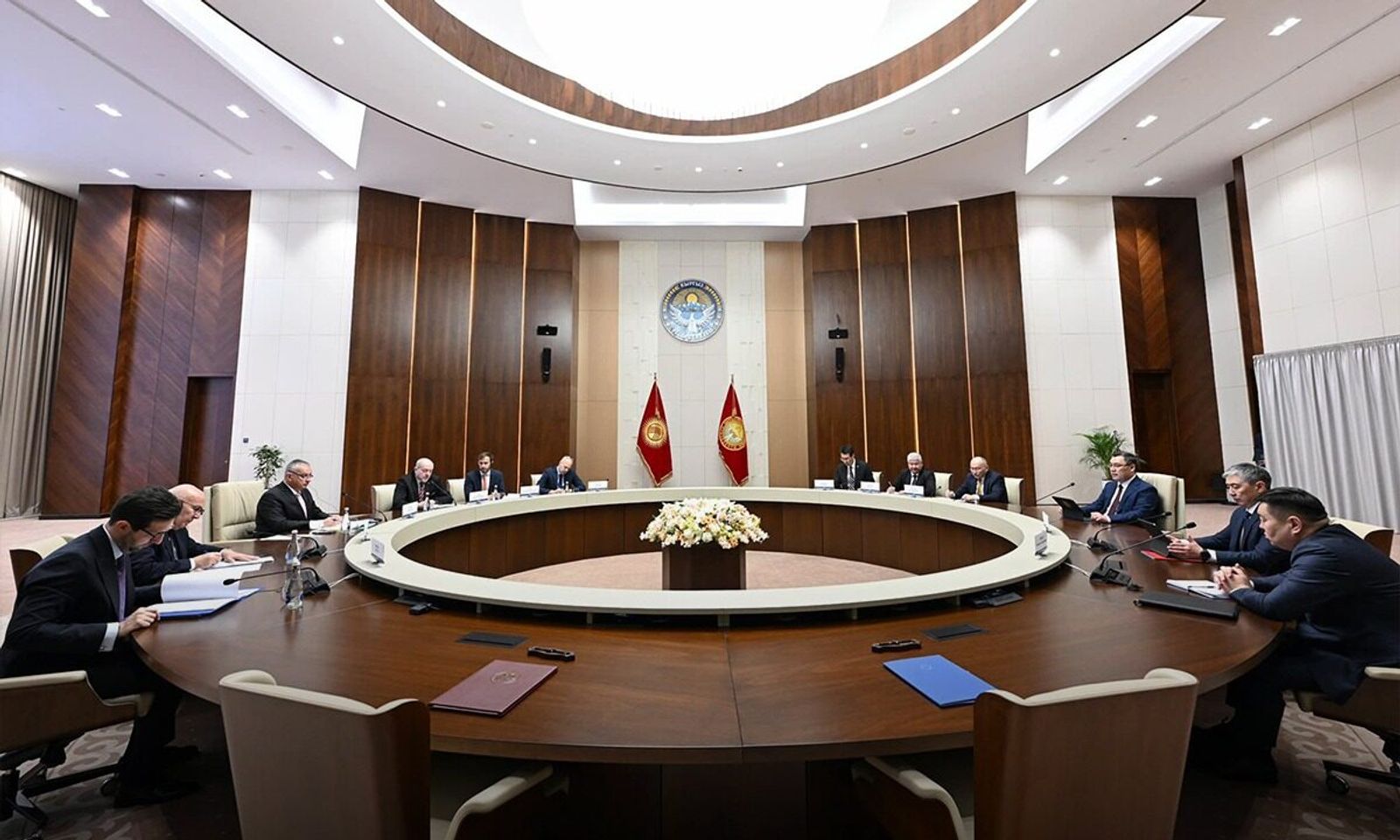 Садыр Жапаров бүгүн, 17-мартта, «Ынтымак ордосунда» Европа Бирлигинин эл аралык өнөктөштүк боюнча комиссары Йозеф Сикела менен жолугушту