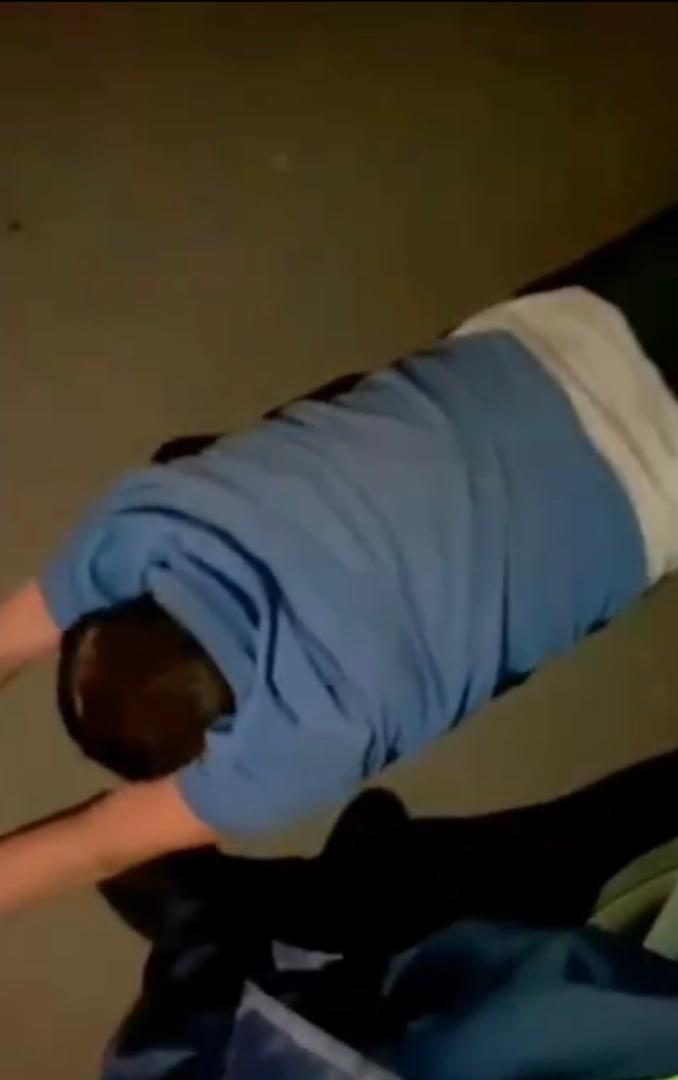 Башы менен жер сүзгүлөп. Бишкекте милицияга түшүп калган айдоочу  тартип сакчылардын айласын кетирди