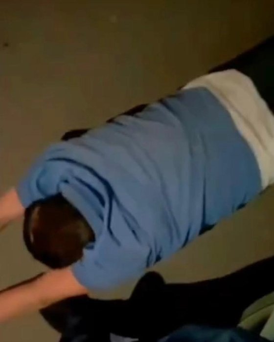 Башы менен жер сүзгүлөп. Бишкекте милицияга түшүп калган айдоочу тартип сакчылардын айласын кетирди