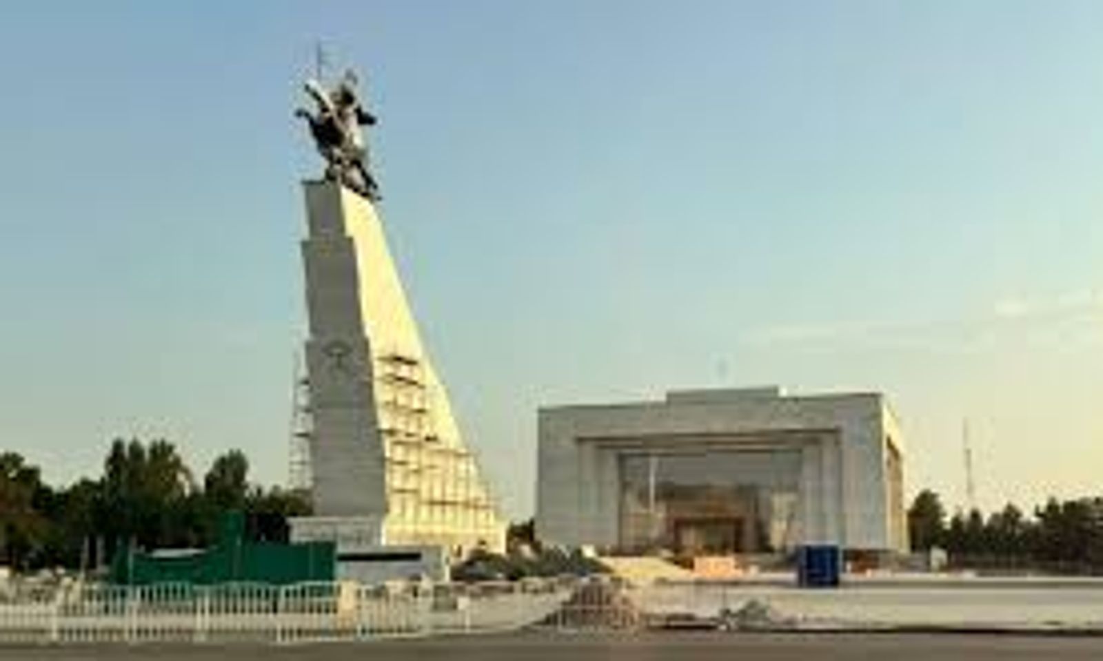 Бишкектеги «Ала-Тоо» аянтында ат чаап бараткан Манастын айкели орнотулду