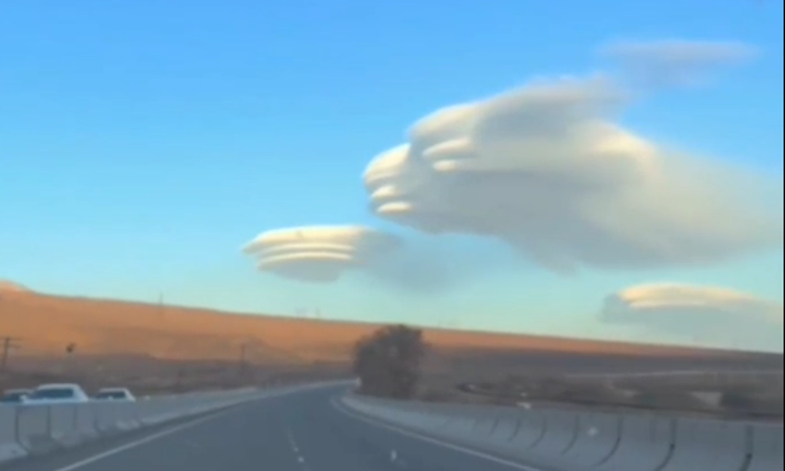 Сиз эмнеге окшоштурдуңуз? Ысык-Көлдө өзгөчө булуттар пайда болду