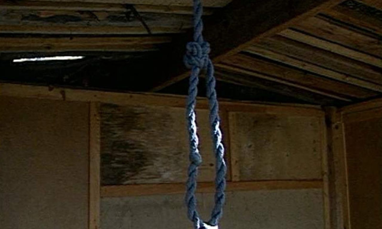 Сокулукта сарайда 26 жаштагы аял асынган абалда табылды