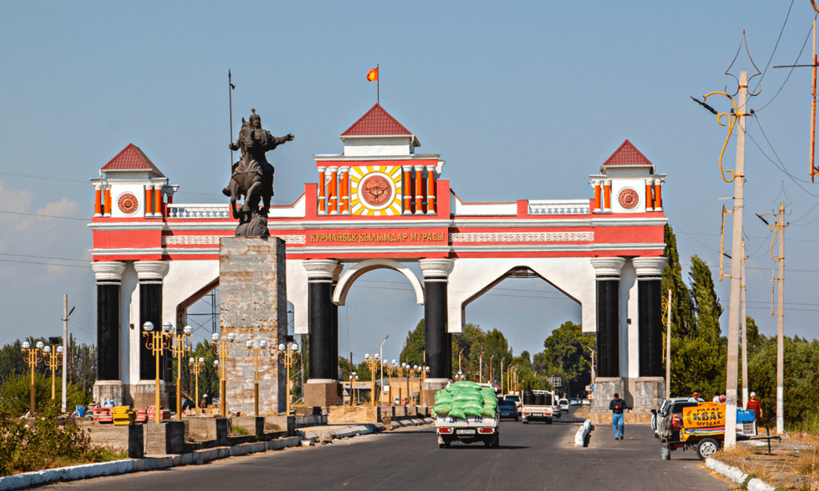 Быйыл Эгемендүүлүктүн 34 жылдык майрамы Жалал-Абад шаарында белгиленет. Бул тууралуу президенттин аймактагы өкүлчүлүгүнөн билдиришти