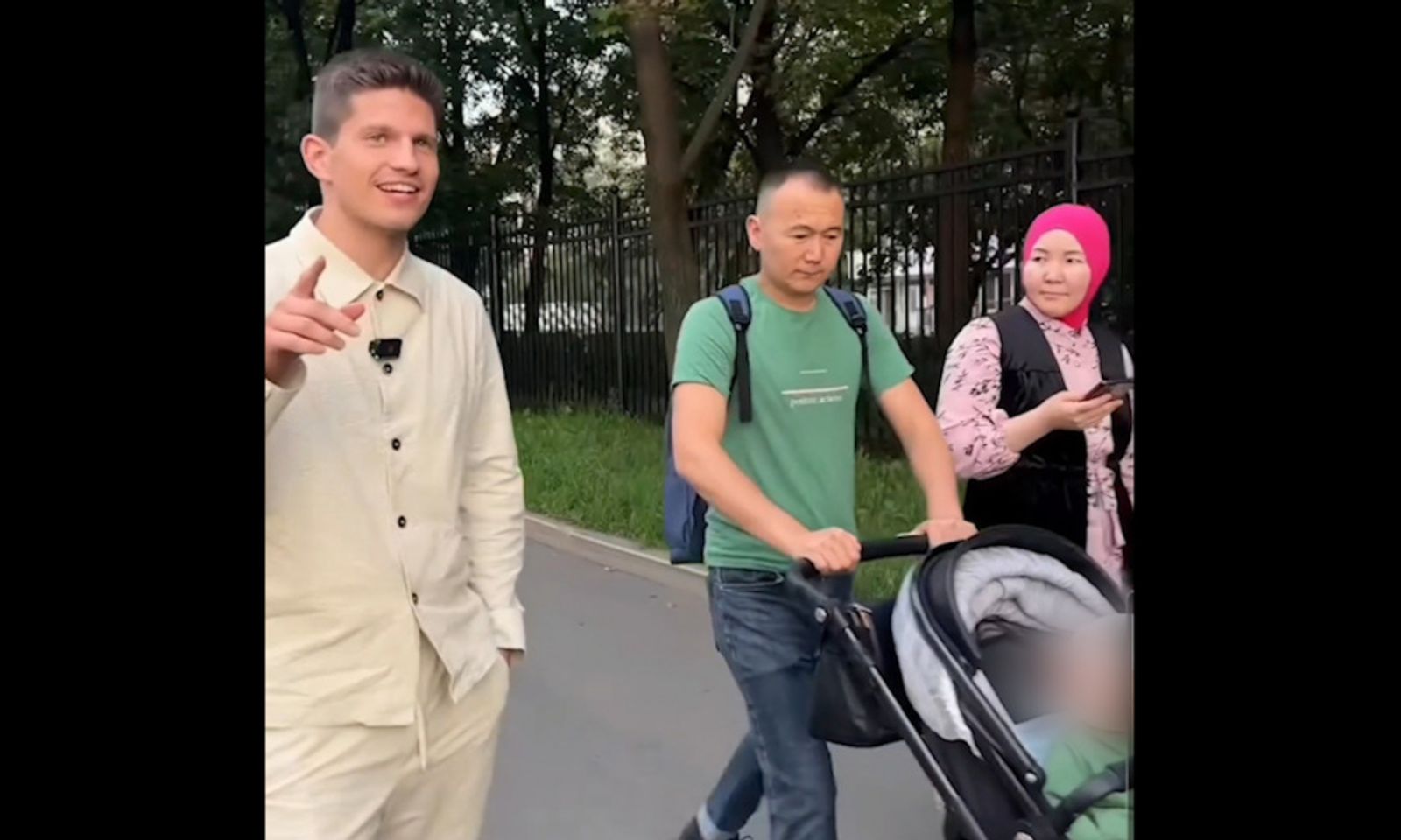 ВИДЕО-«Аллах Таалага шүгүрлөр». Орусиялык блогер кыргызстандык жубайларга унаа белек кылды