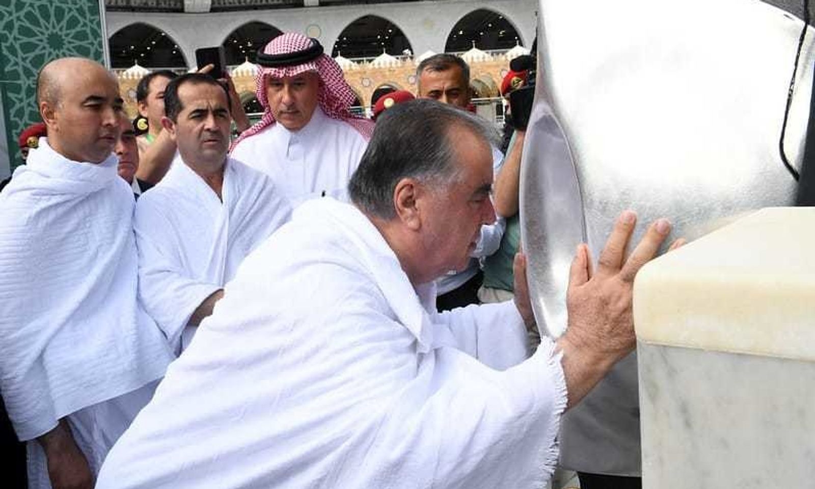 Эмомали Рахмон бешинчи жолу ажылыкка барды