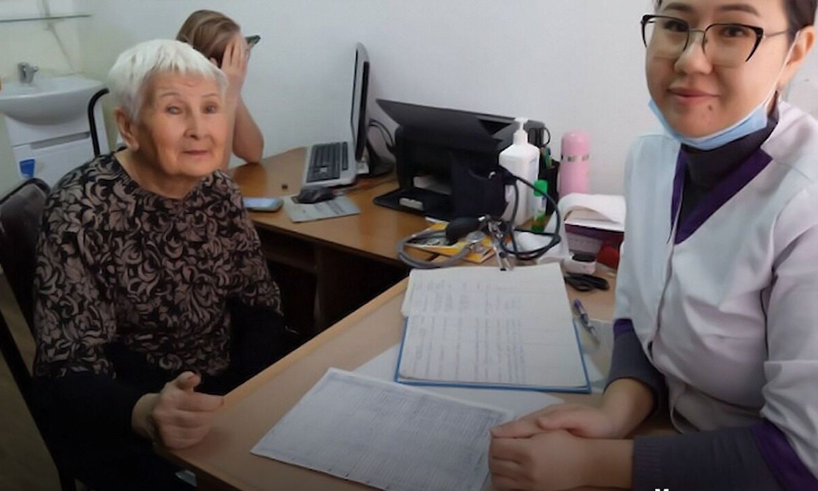 “Карылар үчүн ресурстук борбор” коомдук бирикмеси борбор калаанын студенттик клиникасы менен биргеликте улгайган адамдарды акысыз медициналык текшерүүдөн өтүүгө чакырат