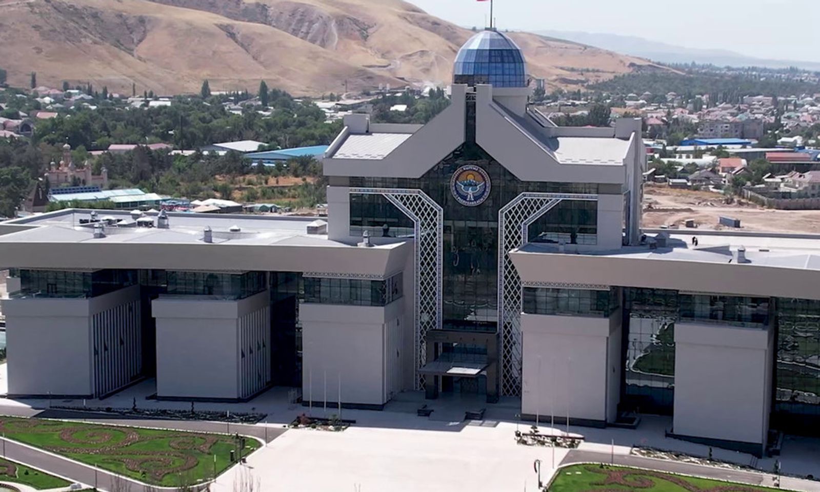 Садыр Жапаров «Кыргыз Республикасынын Президентинин Администрациясынын ишинин маселелери боюнча Кыргыз Республикасынын Президентинин айрым жарлыктарына өзгөртүүлөрдү киргизүү жөнүндө» Жарлыкка кол койду