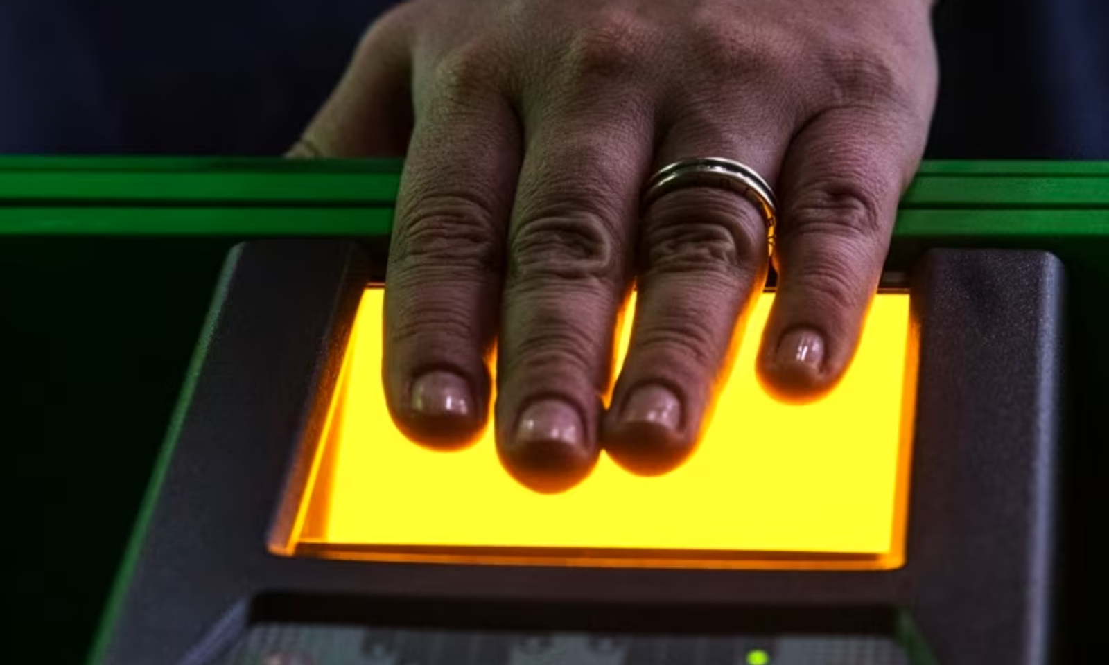 Орусиянын аэропортторунда мигранттардын манжа издери алына баштайт