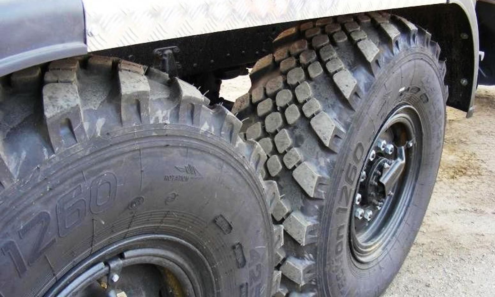 Айдоочу дүкөнгө кирип кеткен. Кара-Сууда 2 жаштагы кыз КамАЗ алдында калып каза болду