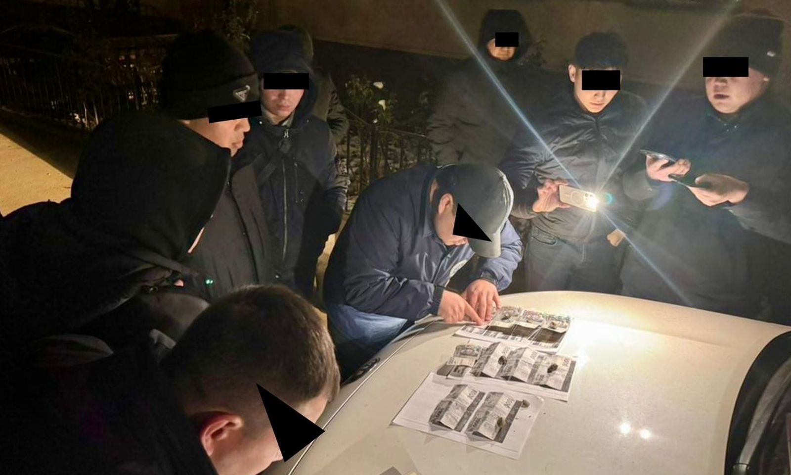 Ошто милиция кызматкери пара алып жаткан жеринен кармалды