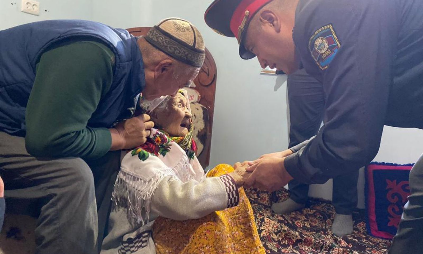 Баткенде милиция кызматкерлери кылым карыта өмүр сүргөн 3 апаны куттукташты