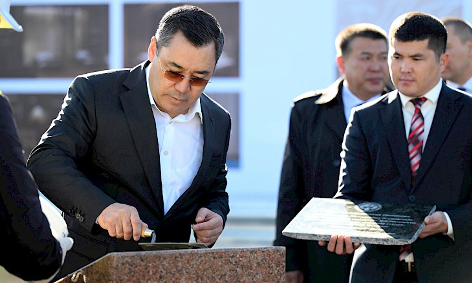 Президент өлкө тарыхындагы алгачкы көп функциялуу Manas Tower 45 мейманкана комплексинин курулушуна капсула салды