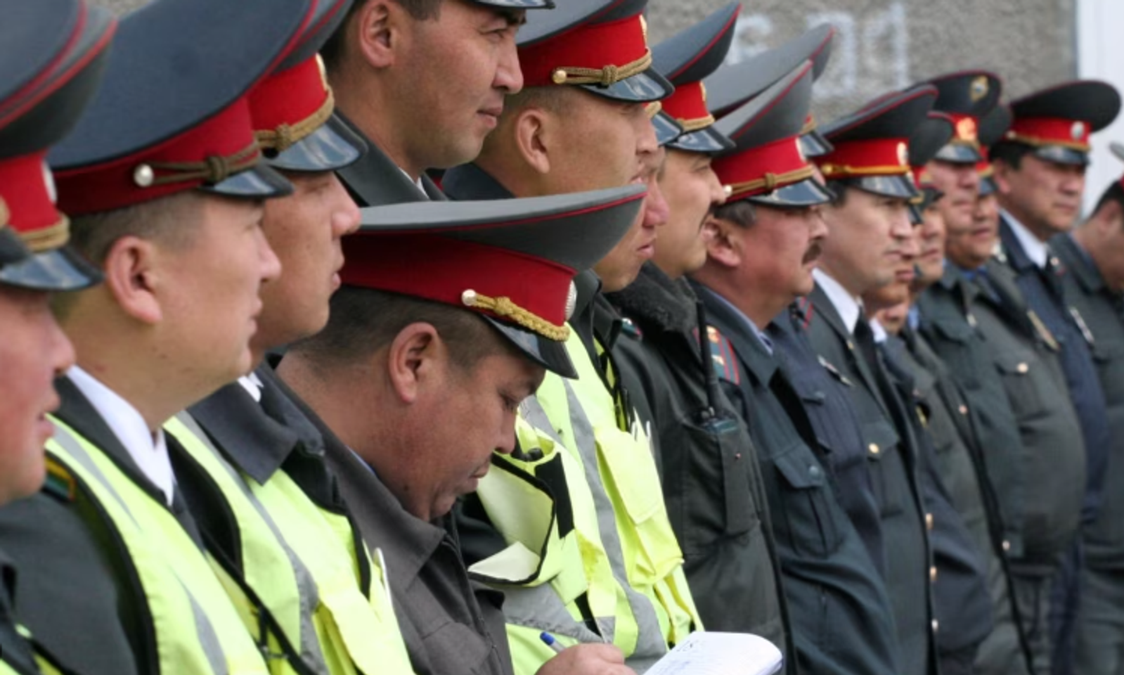 Элдин ишенимин актап иштөөгө мезгил келди. Президент милиция кызматкерлерин куттуктады