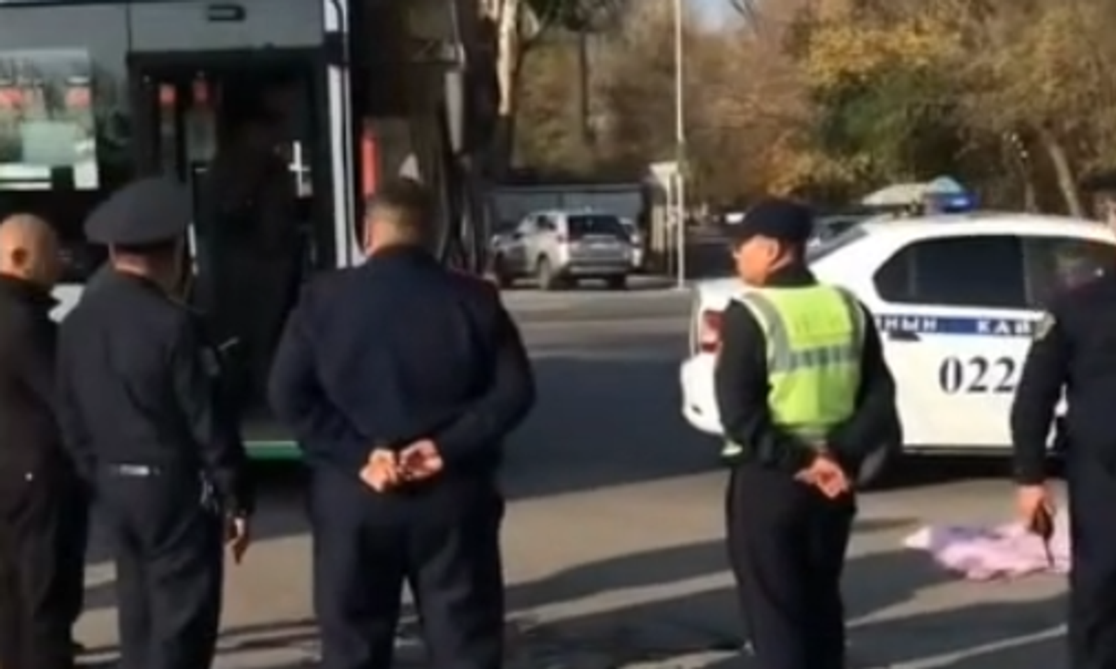 Бир адам каза болду. Автобустун айдоочусу эки жөө жүргүнчүнү сүзүп кеткен