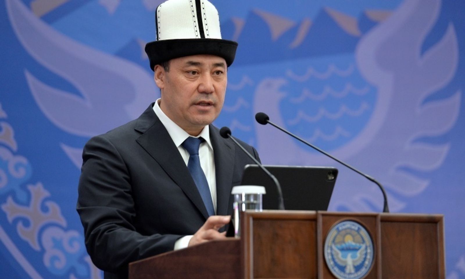 Президент Садыр Жапаров Мамлекеттик ипотекалык компаниянын кезектеги батирлерин тапшыруу учурунда: Мен турак-жайга муктаж болгон ар бир адам үйлүү болсо деп кыялданам, үйлүү болсоңор кубанам!