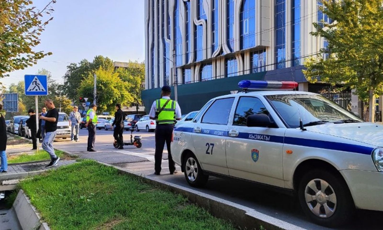 ИИМдин Күзөт кызматынын кызматкерлери мектептердин жанында коомдук коопсуздукту камсыздоодо