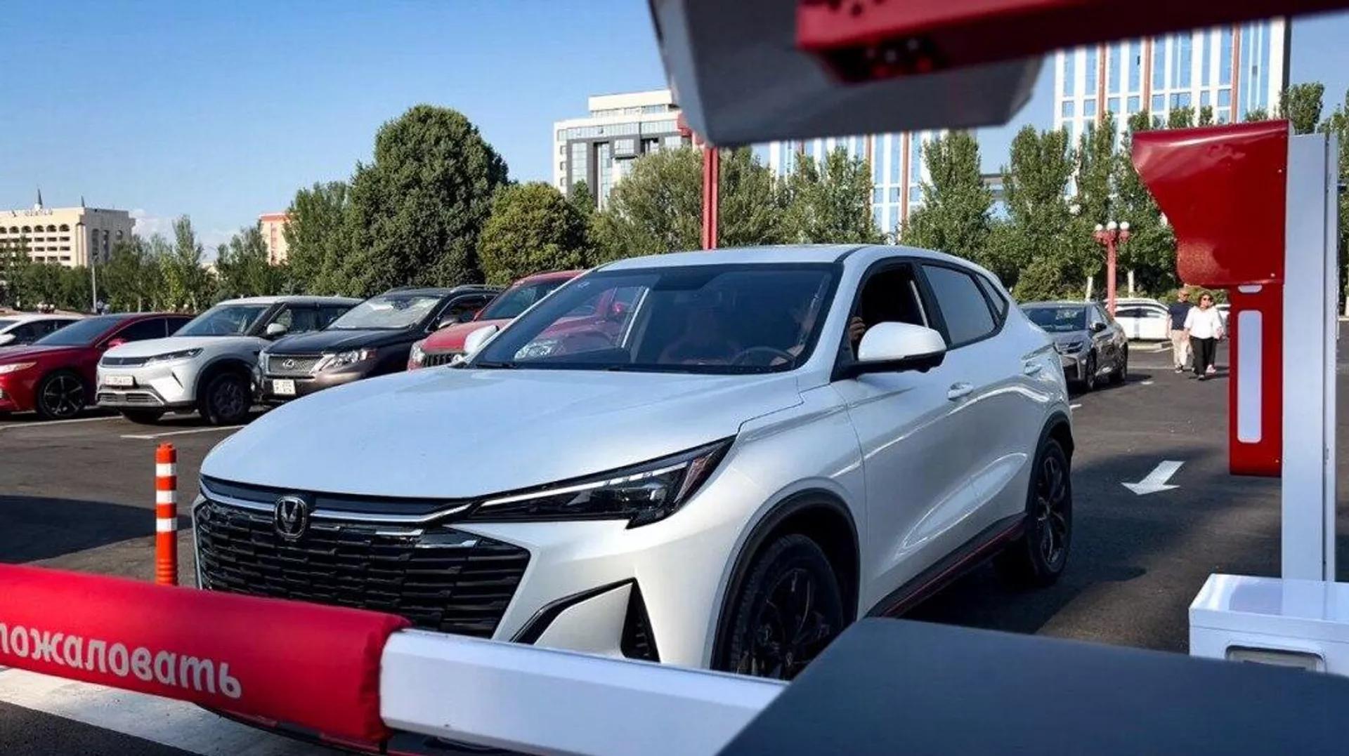 Бишкекте автоунаа токтотуучу жайларда сааттык төлөм системасы сыноодон өтүүдө