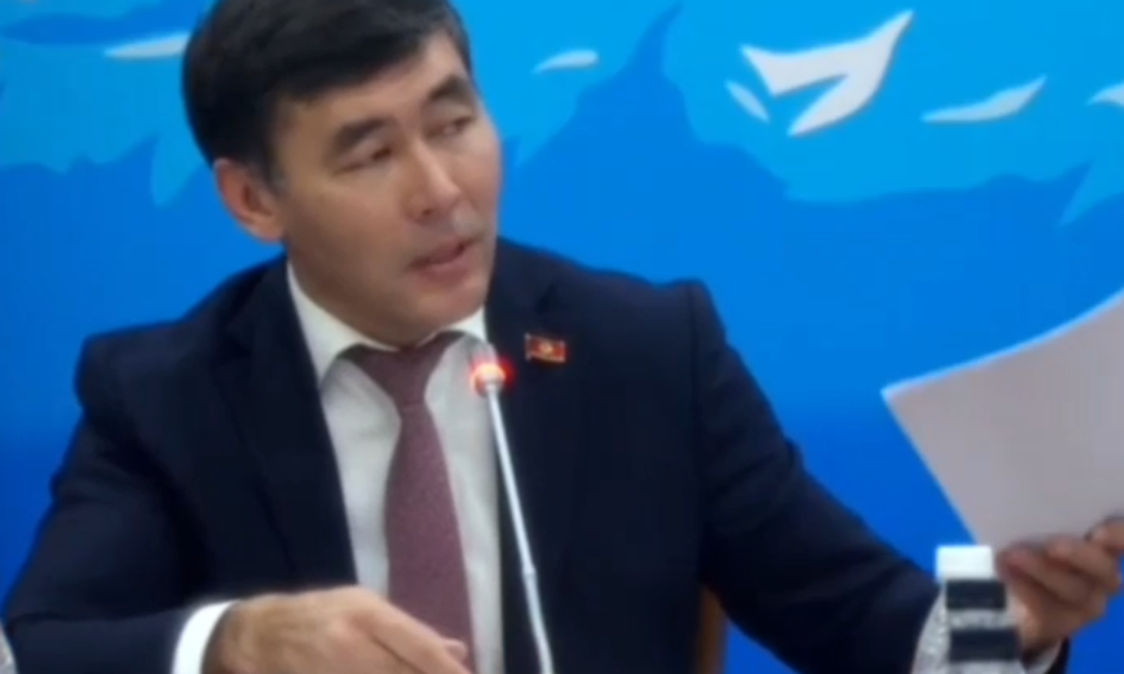 «Министр өзү келсин». Депутаттар министр жок деп жыйынды токтотушту