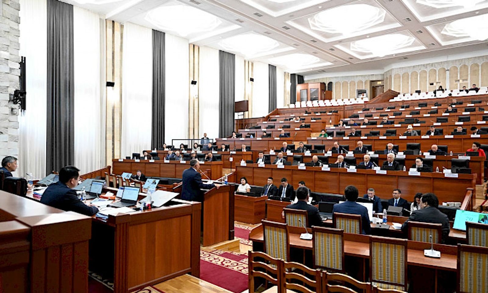 Жогорку Кеңеште мамлекеттик ишмер Абдыганы Эркебаевдин маарекеси белгиленди