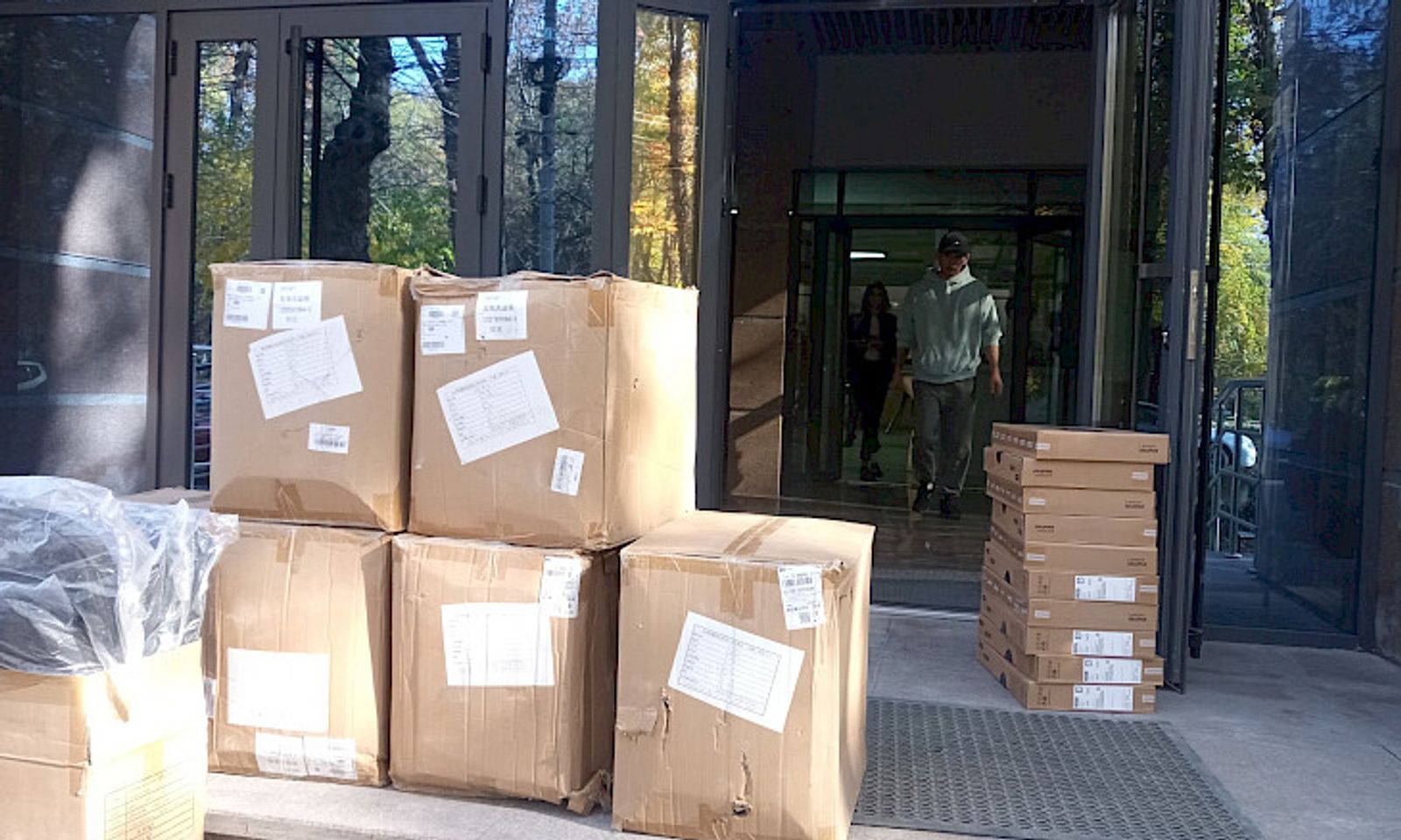 «Келечек үчүн билим берүү» долбоору Билим берүү министрлигине 65 ноутбук тапшырды