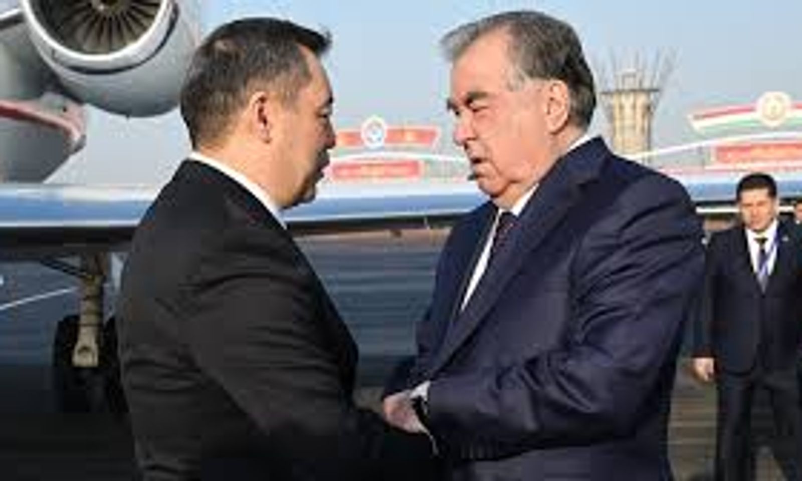 Садыр Жапаров Эмомали Рахмон менен сүйлөшүүлөрдү өткөрдү