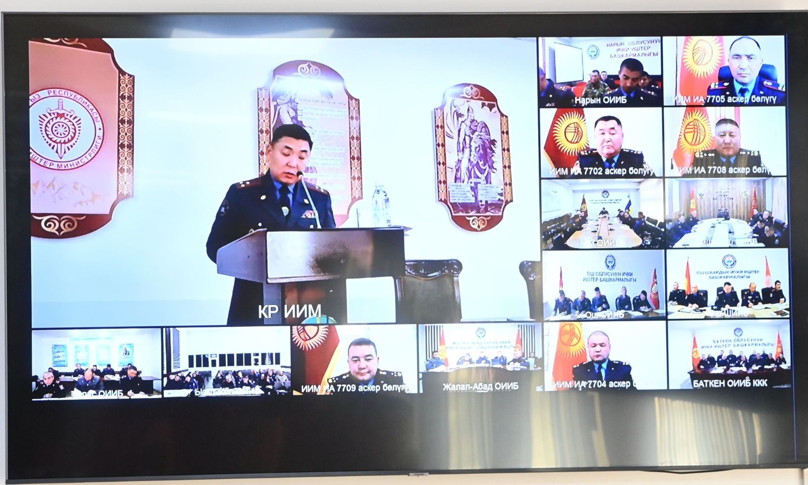 Октябрь Урмамбетов өзү жетектеген кызматтарга кеңешме өткөрдү