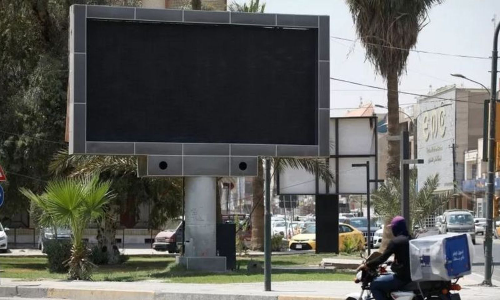 Багдадда көчөдө жарнаманын ордуна порно көрсөтүлдү. Бийлик бардык көрнөк-жарнактарды өчүрдү