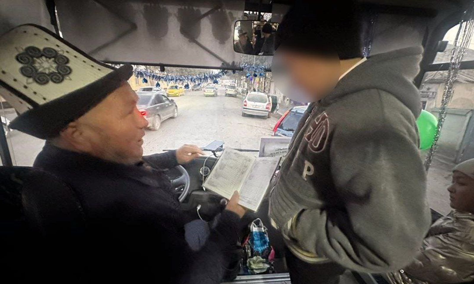 Баткенде айдоочу беш алган окуучуларды бекер ташууда