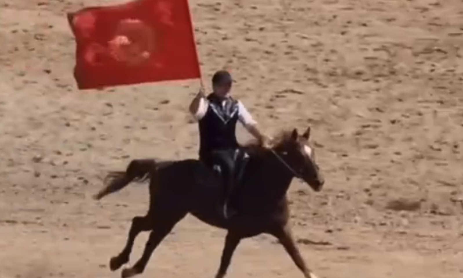 ВИДЕО-Жапаровбу? Желек кармап, ат чаптырган ким?