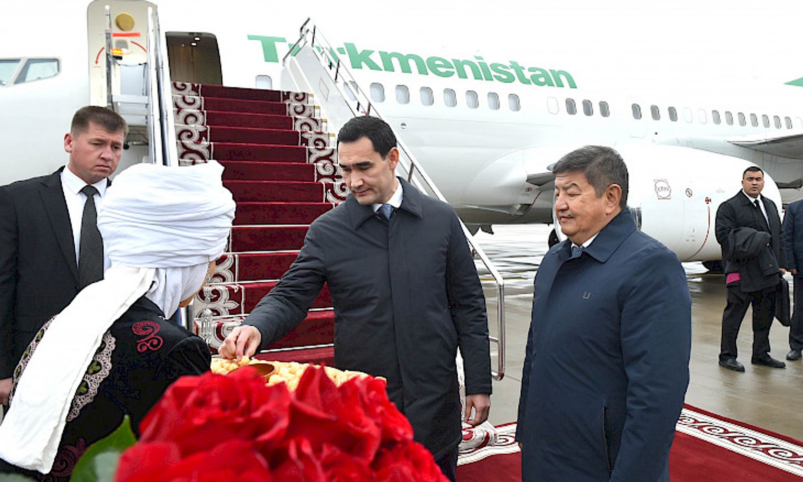 Ош шаарынын мэри Дүйнө чемпиону Акжол Махмудовго 500 миң сом тапшырды