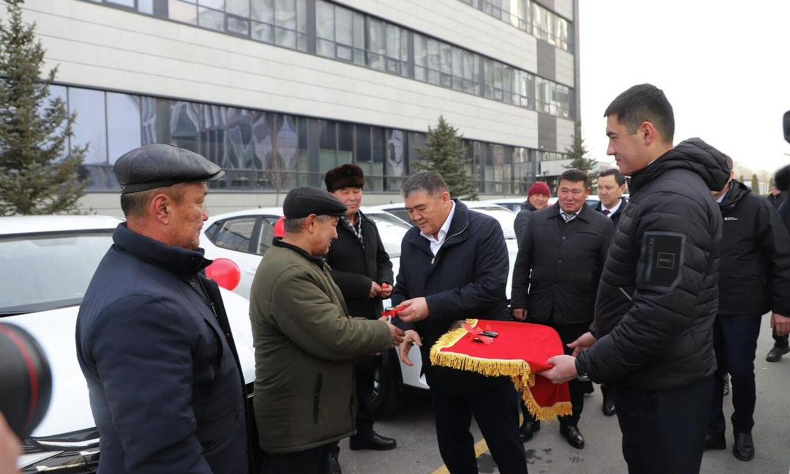 Нарын облусундагы ооруканаларга 20 жаңы кызматтык автоунаа тапшырылды