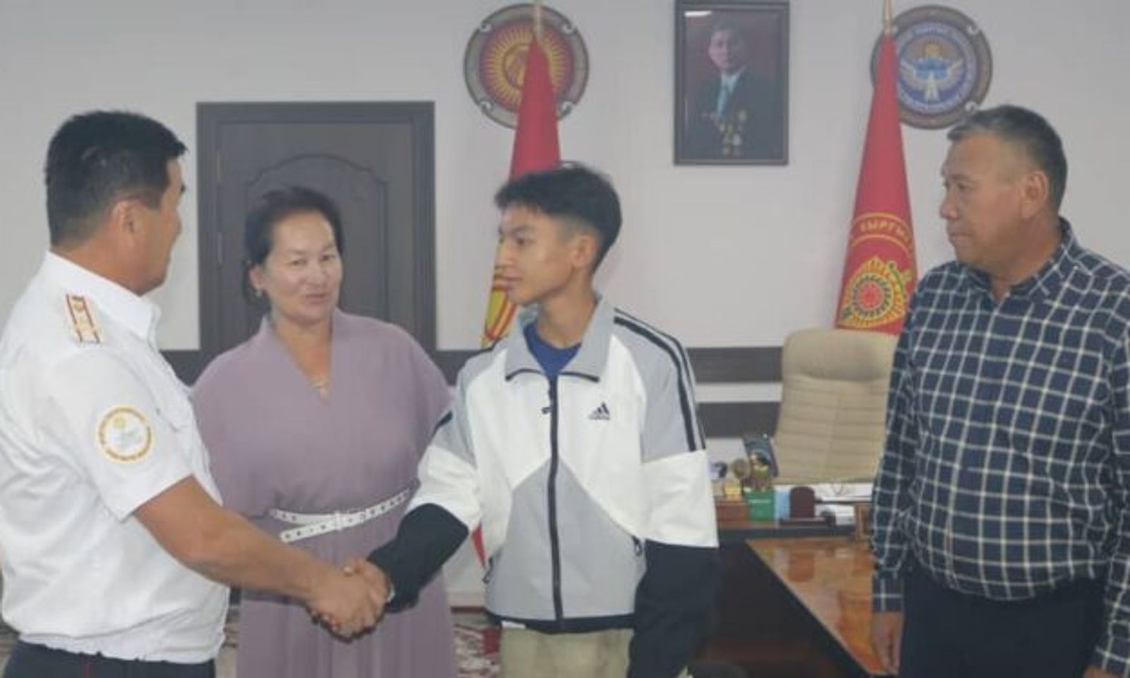 9-класстын окуучусу президентке кат жазган. Ага футболдук оюнга билет беришти