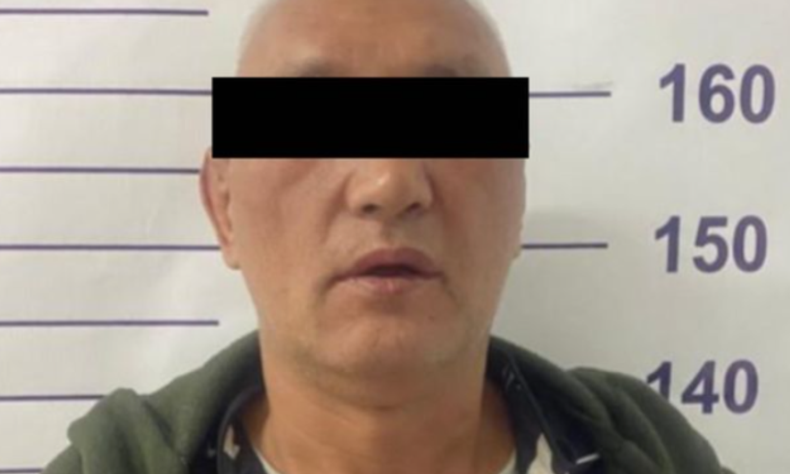 Милиция кызматкерине да кол көтөрүп. Бишкекте апасын сабаган жаран кармалды