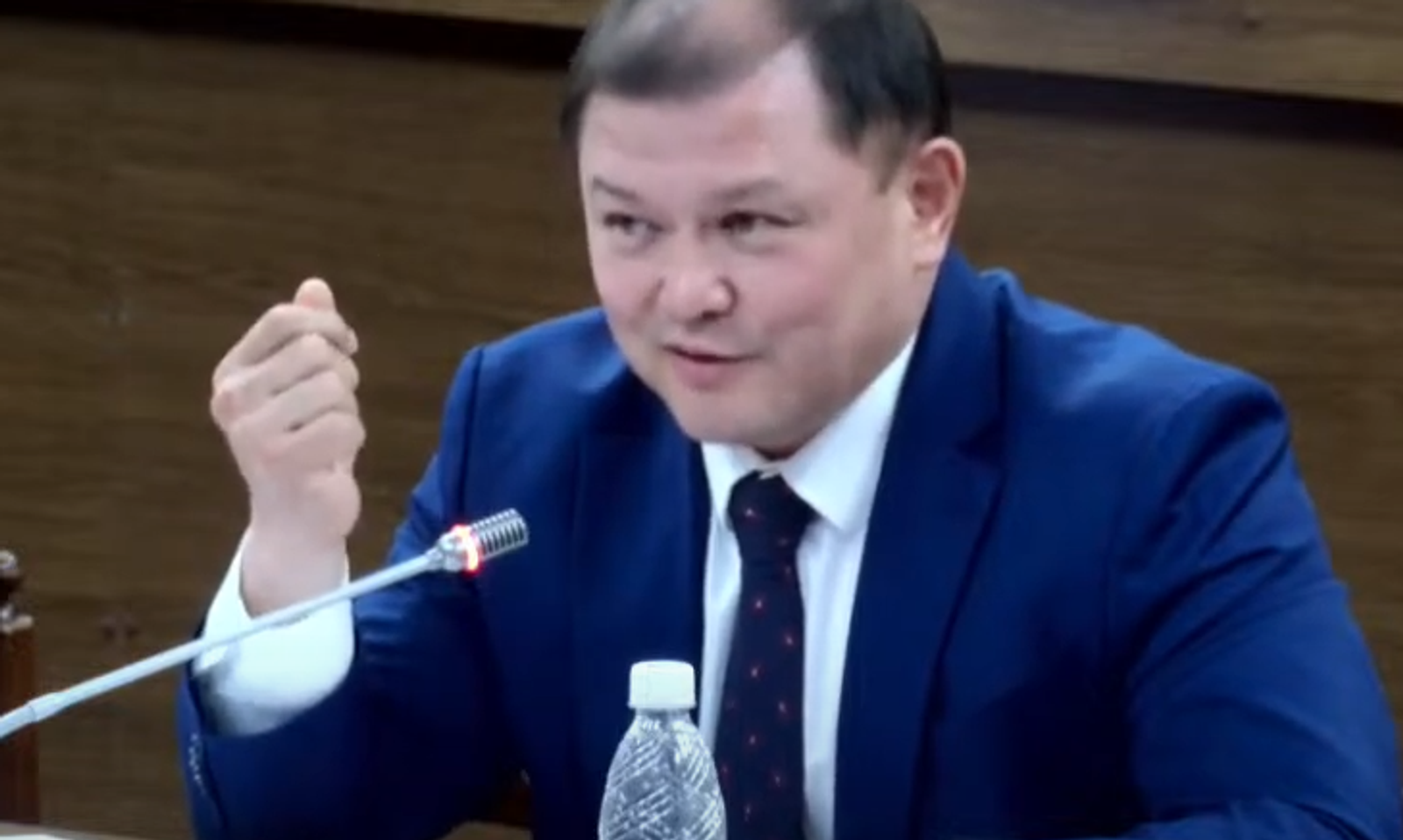 «Сиз алмаштыруунун себебин айткан жоксуз». Жумабеков Примовдон далил сурады