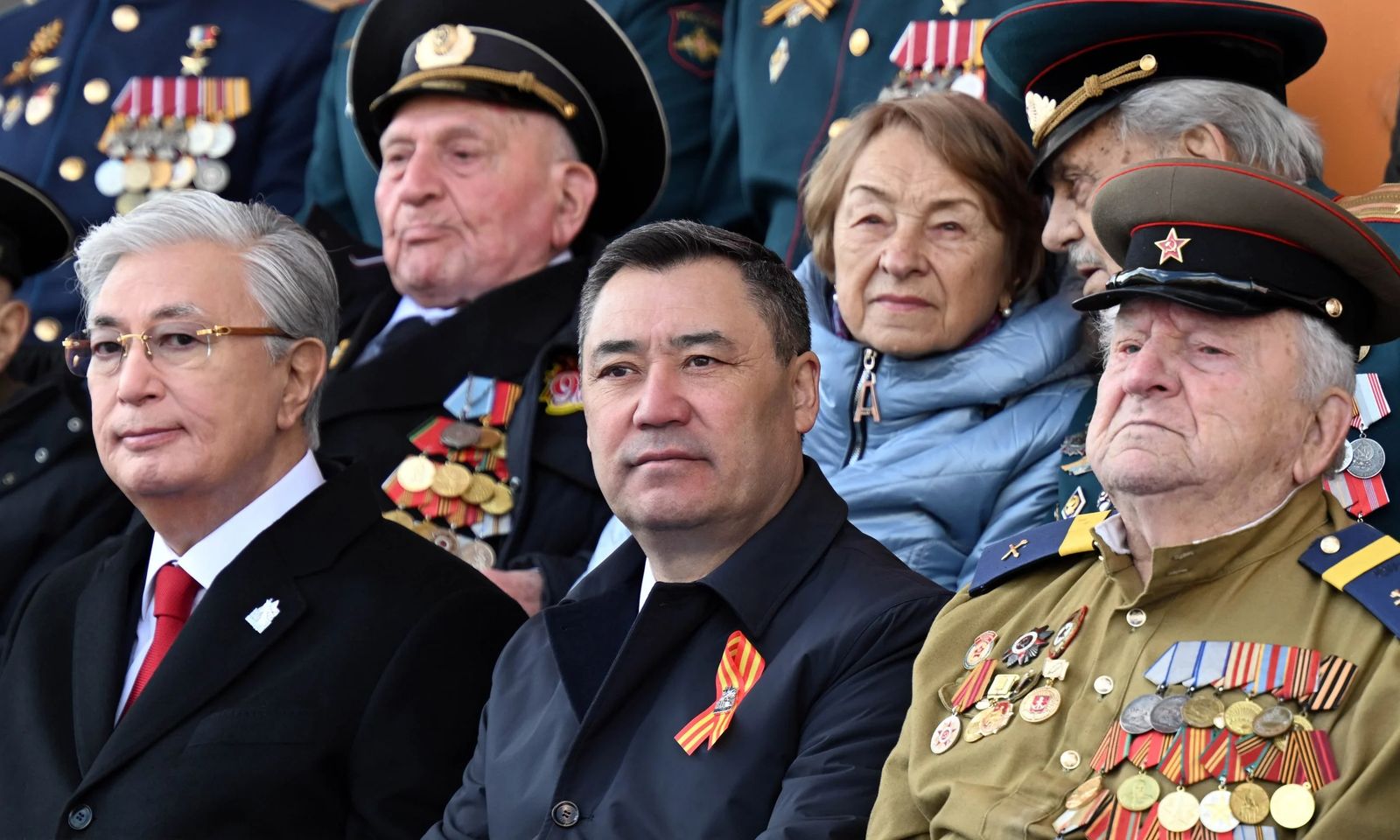 Президент Садыр Жапаров Кызыл Аянттагы Жеңиш парадына катышты