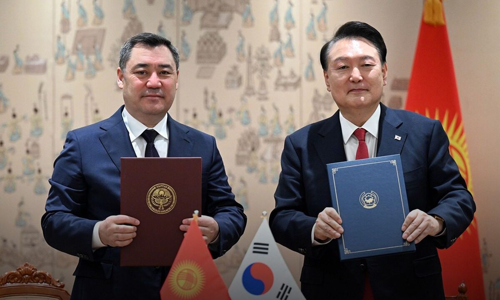 Бүгүн, 3-декабрда, Кыргыз Республикасынын Президенти Садыр Жапаровдун Корея Республикасына жасаган расмий сапарынын алкагында кыргыз-корей кызматташтыгын арттырууга багытталган бир катар эки тараптуу документтерге кол коюлду