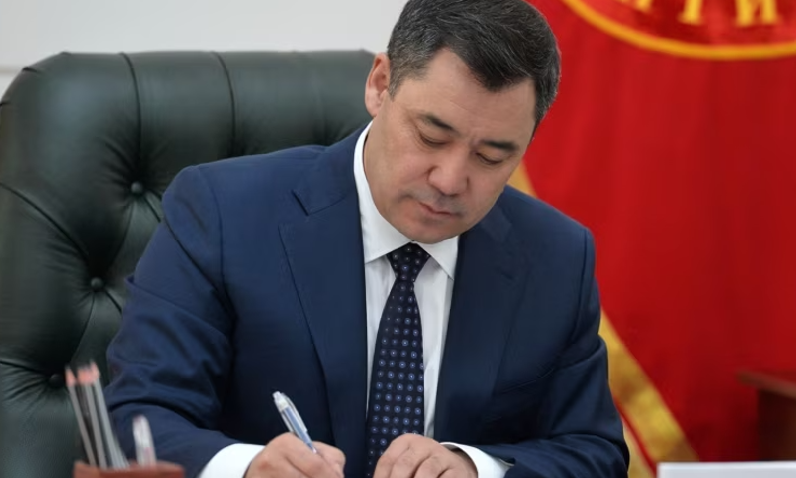 Президент «Конституциялык сот жөнүндө» талаштуу мыйзамга кол койду