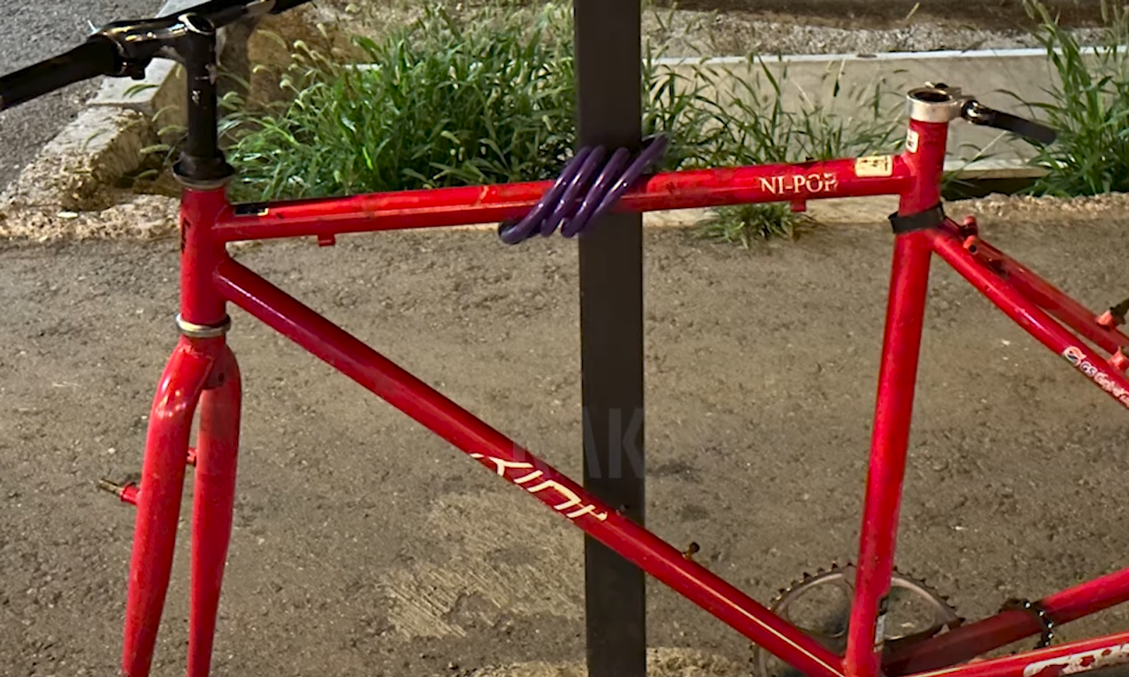 Негизги корпусу эле калган. Бишкекте аялдамадагы велосипедди белгисиз адамдар ажыратып кетишкен