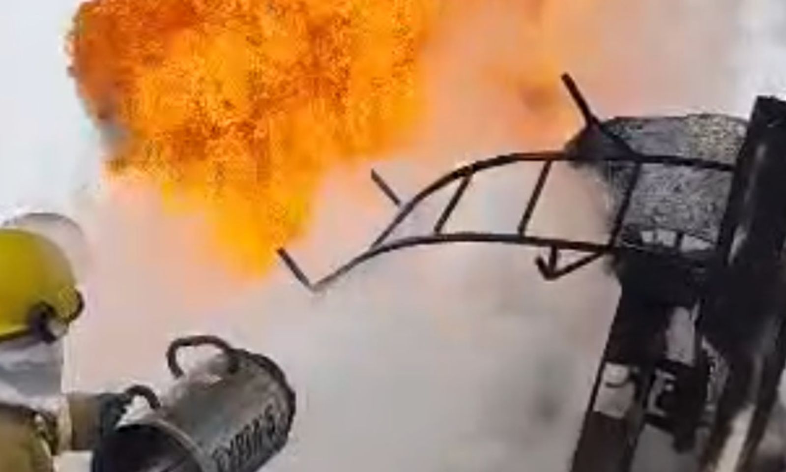 Бишкек–Ош жолунда 28 тонна бензин жүктөлгөн жүк унаа өрттөнүп, эки адам каза болду