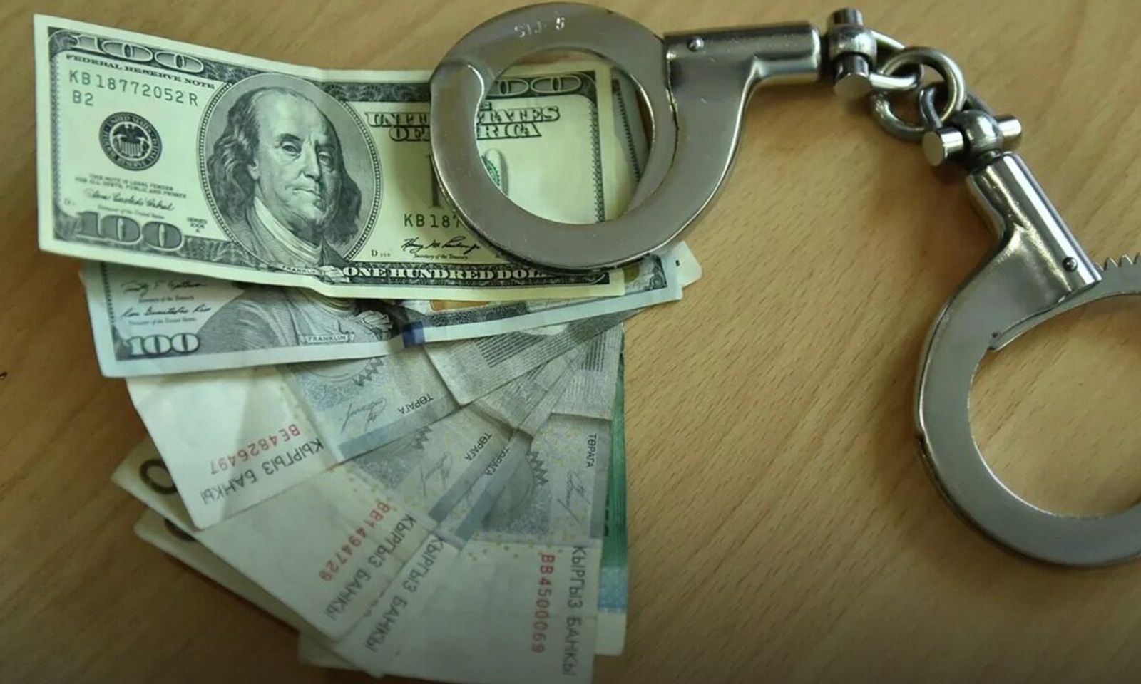 Кыргыз Республикасынын Президенти Садыр Жапаров “Коррупцияга каршы аракеттенүү чөйрөсүндөгү Кыргыз Республикасынын айрым мыйзам актыларына өзгөртүүлөрдү киргизүү жөнүндө” Кыргыз Республикасынын Мыйзамына кол койду