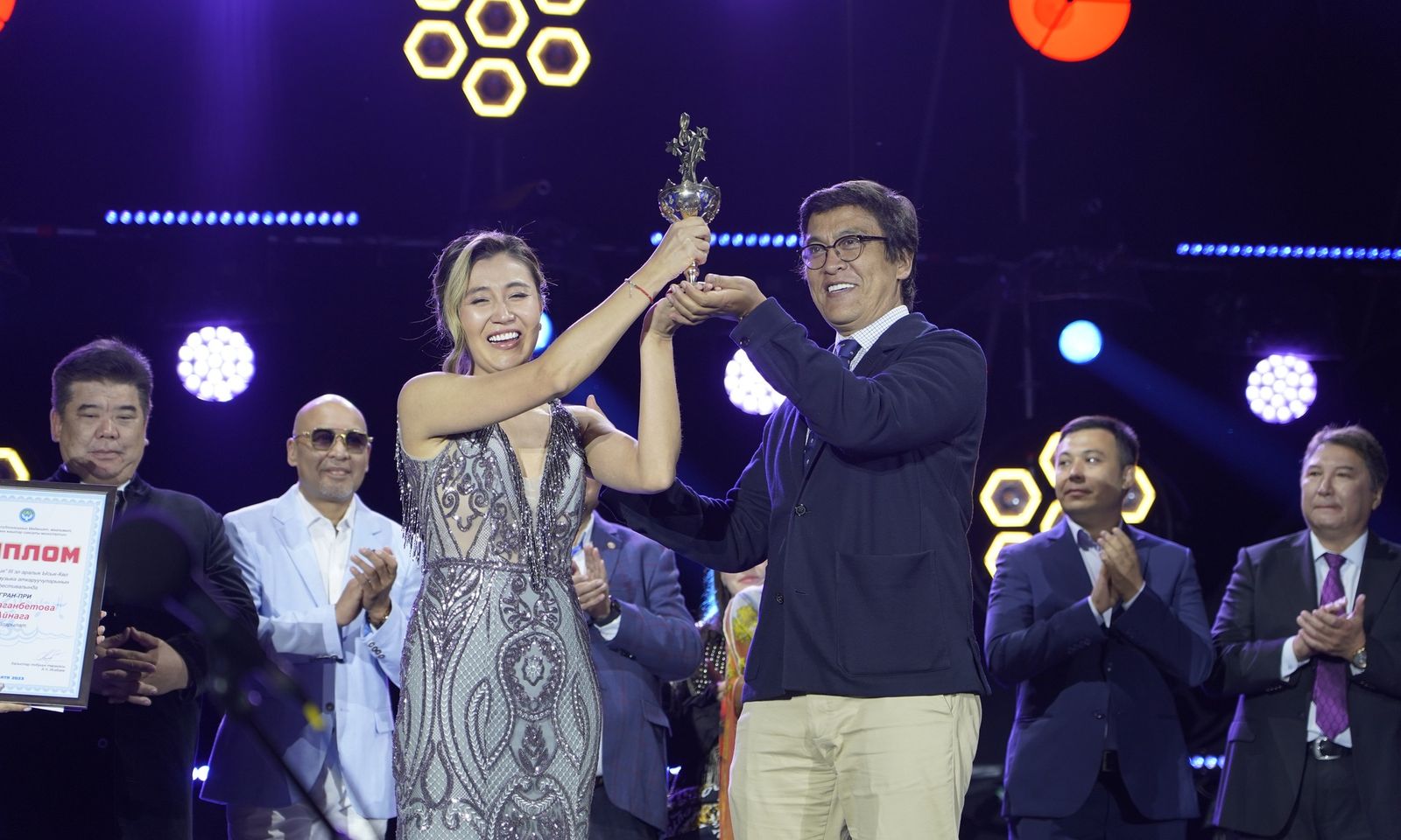 5 миң доллар. “Мейкин Азия” фестивалынын баш байгесин казакстандык ырчы