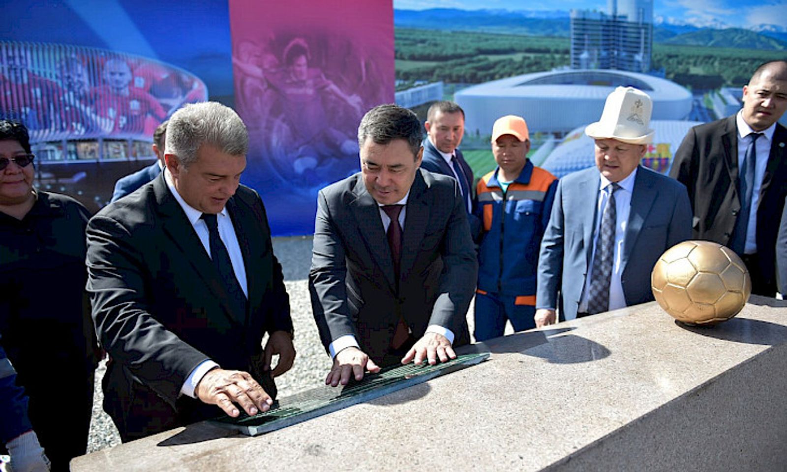 Президент «Барселона» футбол клубунун академиясынын курулушуна мезгил кутусун салды