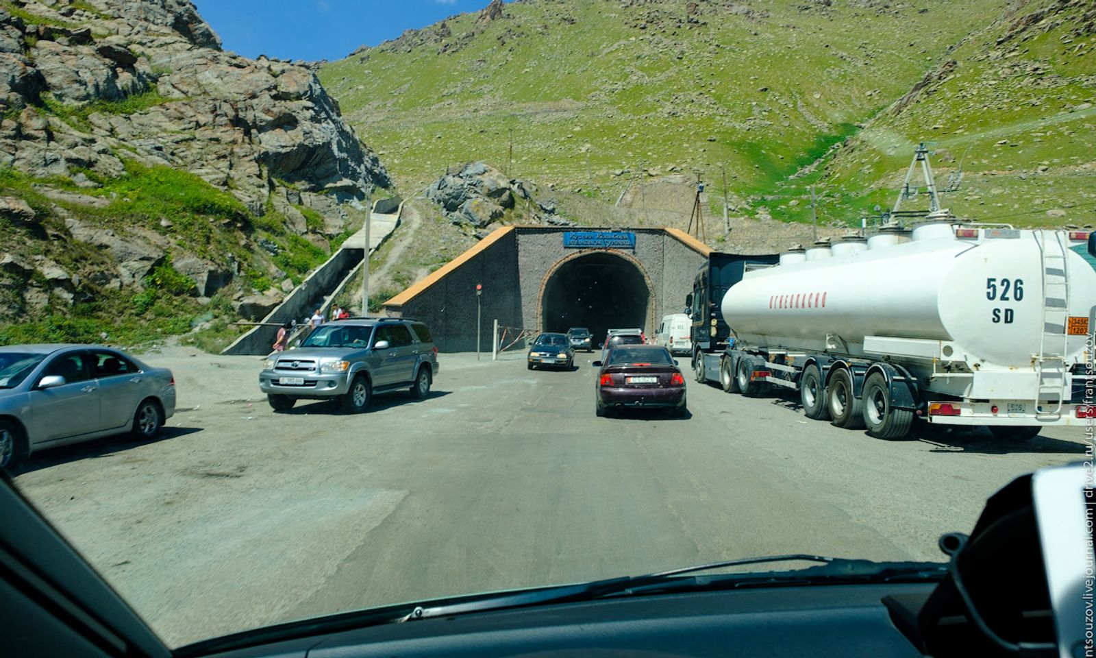 Төө-Ашууда үч унаа кагышып, бир киши каза болду.