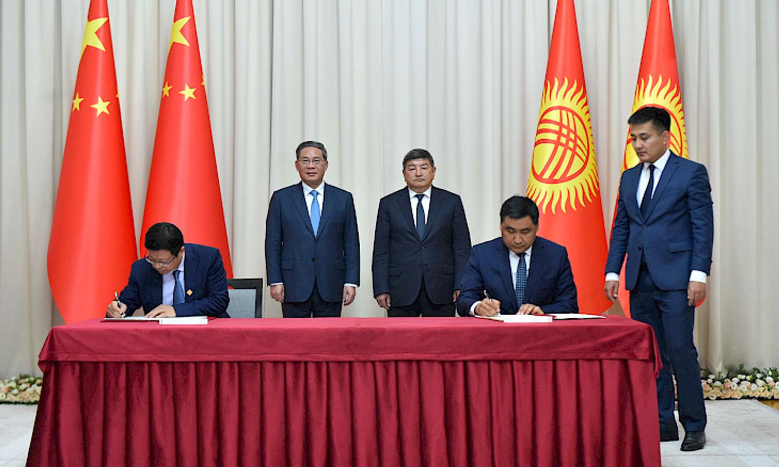 Кытайдын Мамлекеттик Кеңешинин премьеринин расмий сапары: 12 макулдашууга кол коюлду