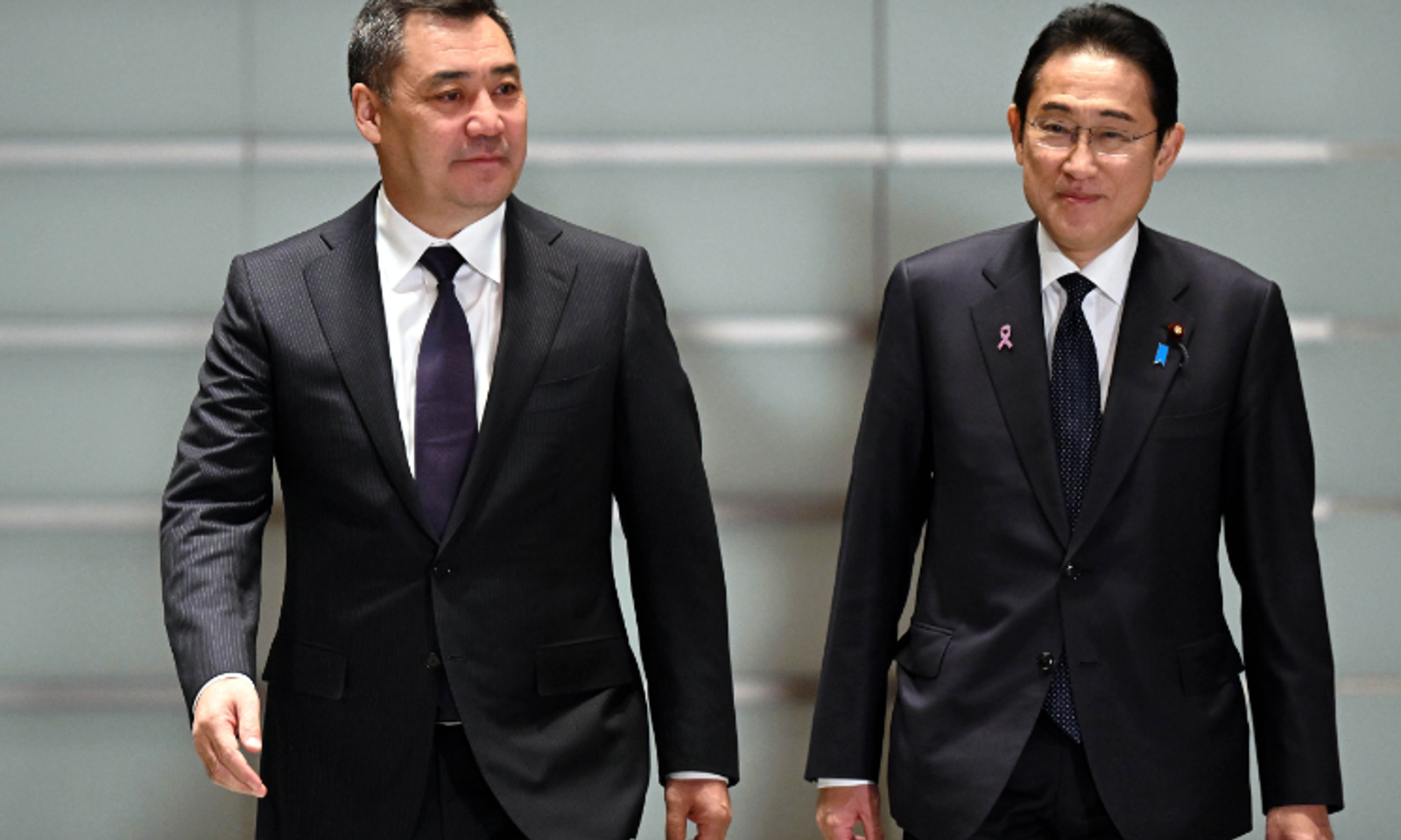 Токиодо Президент Садыр Жапаров менен Япониянын Премьер-министри Фумио Кисиданын расмий жолугушуу аземи болду